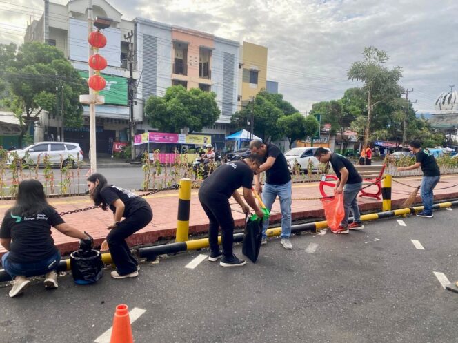 
 Seluruh Pegawai Bank Banten Rutin Laksanakan Jum'at Bersih dilingkup halaman kantor cabang. Foto: ist