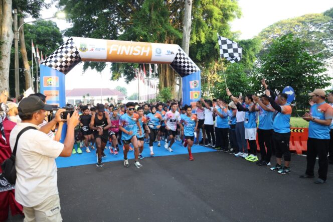 
 Fun Run Road to Banten Marathon Vol 2 Serang Raya 5K yang berlangsung di Gedung Negara Provinsi Banten, Kota Serang. Foto: ist