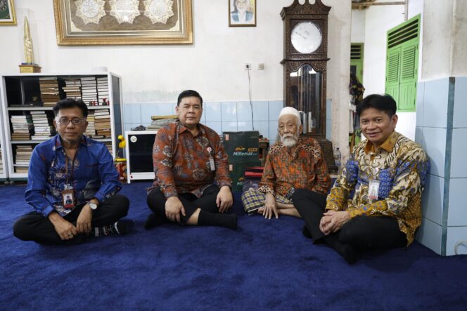 
 Direktur Utama Bank Banten, Muhammad Busthami bersama jajaran saat menggelar kegiatan Halalbihalal bersama tokoh ulama kharismatik Banten, Abuya Muhtadi Dimyati dan Abuya Murtadho, di Pandeglang. Foto: ist