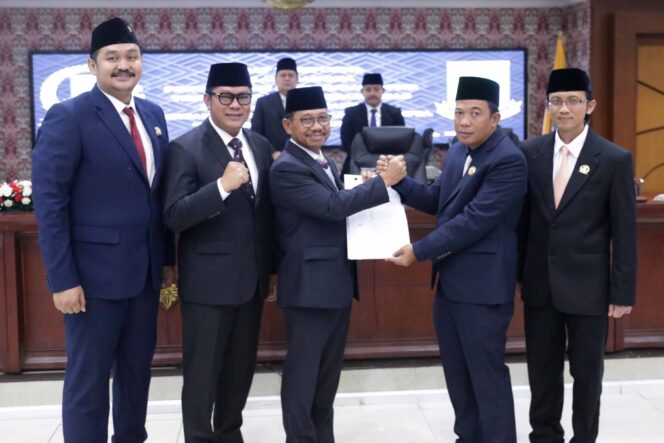 
 Wali Kota Tangerang Sachrudin dan Pimpinan DPRD Kota Tangerang saat Rapat Paripurna DPRD Kota Tangerang. Foto: ist