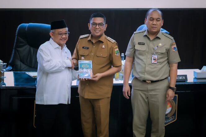 
 Mendikdasmen Abdul Mu'ti bersama Gubernur Banten Andra Soni saat peluncuran panduan bahan ajar pendidikan antikorupsi untuk Pendidikan Anak Usia Dini (PAUD) dan jenjang pendidikan menengah. Foto: ist