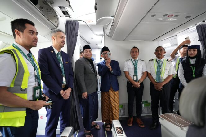 
 Anggota Komisi VI DPR RI Dapil Jember-Lumajang, Kawendra Lukistian atau yang akrab disapa Mas Kawe bersama Wakil Menteri Haji dan Umrah Dahnil Anzar Simanjuntak melepas keberangkatan jamaah haji asal Jember, Jawa Timur. Foto: ist
