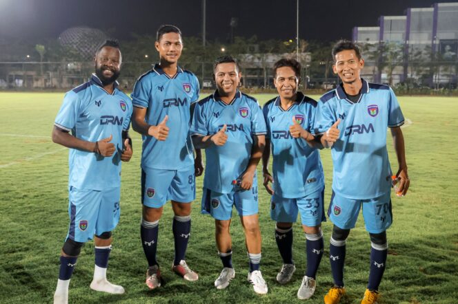 
 Gubernur Banten Andra Soni ikut meramaikan pertandingan persahabatan antara Persita Old Star melawan Wong Kudus Indonesia FC di Stadion Indomilk Arena, Kabupaten Tangerang. Foto: ist