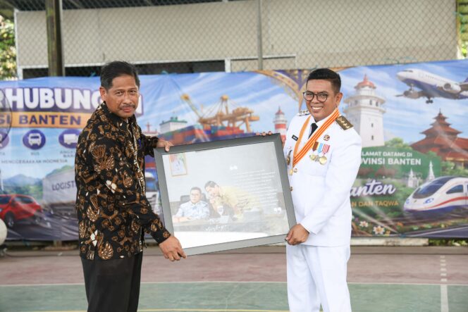 
 Gubernur Banten Andra Soni bersama Kepala Dinas Perhubungan (Dishub) Tri Nurtopo yang memasuki masa purna tugas. Foto: ist