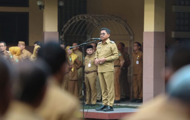 
 Wali Kota Tangerang Sachrudin Sachrudin saat memimpin Apel Pegawai di Lingkungan Pemerintah Kota Tangerang dan bertindak sebagai pembina apel di Kawasan Pusat Pemerintahan (Puspem) Kota Tangerang. Foto: ist