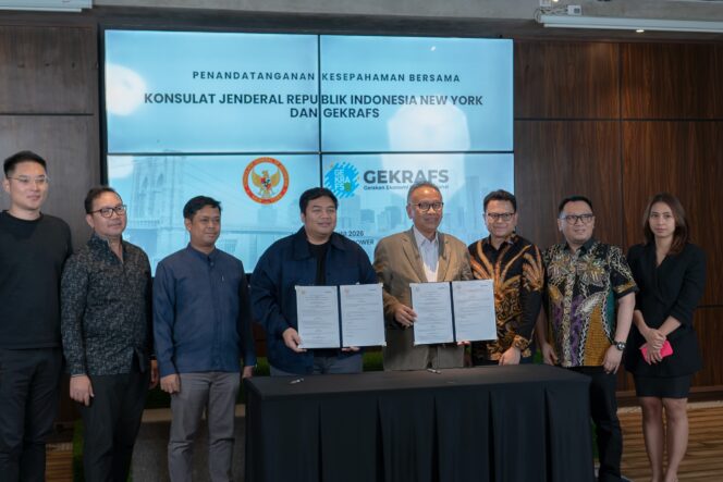 
 Wakil Menteri Ekonomi Kreatif sekaligus Dewan Pembina GEKRAFS, Kawendra Lukistian bersama Konsul Jenderal RI New York, Winanto Adi. Foto: Gung 