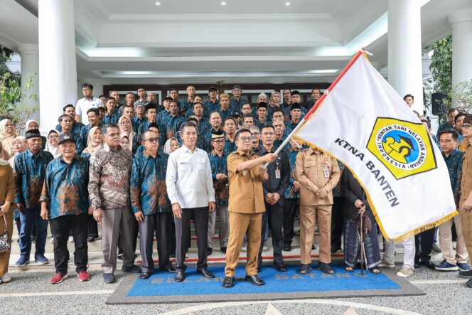 
 Gubernur Banten Andra Soni saat melepas kontingen Kontak Tani Nelayan Andalan (KTNA) Provinsi Banten yang akan mengikuti Pekan Nasional (Penas) XVII KTNA di Limboto, Gorontalo. Foto: ist