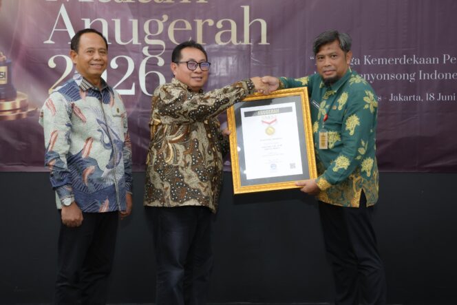 
 Kepala Dinas Kominfo SP Provinsi Banten, Beni Ismail mewakili Gubernur Banten Andra Soni menerima Anugerah Serikat Media Siber Indonesia (SMSI) 2026 kategori Spirit Pers Indonesia di Hall Dewan Pers Jakarta. Foto: ist