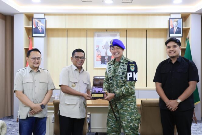 
 Gubernur Banten Andra Soni saat menerima silaturahmi Komandan Denpom III/4 Serang Letkol Cpm Dadang Dwi Saputro di Ruang Kerja Gubernur Banten, Kantor Gubernur Banten eks BBLKI, Kota Tangerang Selatan. Foto: ist