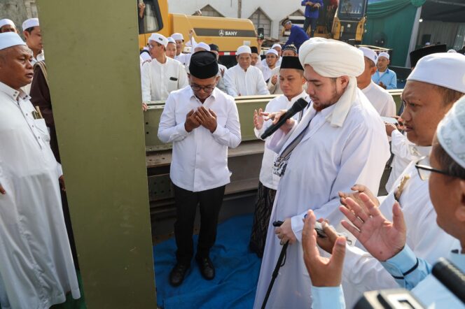 
 Gubernur Banten Andra Soni saat menghadiri Pemasangan Tiang Pancang Pembangunan Masjid Al Mubarokah, Kelurahan Gaga, Kecamatan Larangan, Kota Tangerang. Foto: ist