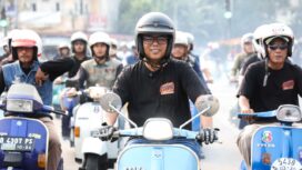 Gubernur Banten Andra Soni saat mengendarai Vespa Sprint berwarna biru Nyoride Bareng Scooter Banten Bersatu (SBB). Foto: Ist