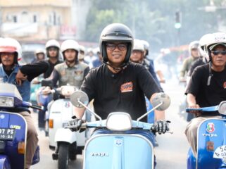Gubernur Banten Andra Soni saat mengendarai Vespa Sprint berwarna biru Nyoride Bareng Scooter Banten Bersatu (SBB). Foto: Ist
