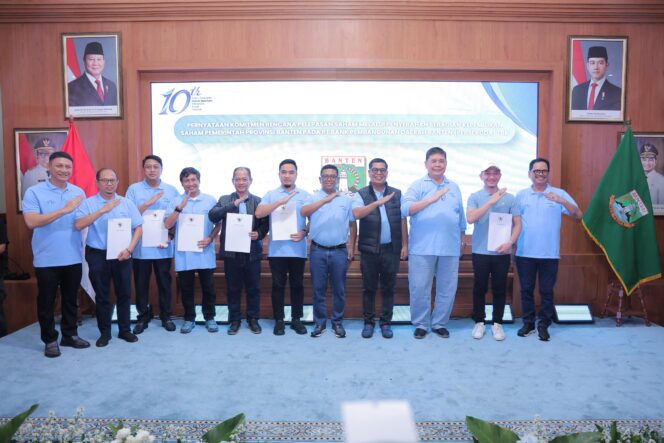 
 Gubernur Banten Andra Soni dan Ketua DPRD Banten Fahmi Hakim saat menghadiri peringatan Hari Ulang Tahun (HUT) ke-10 Bank Banten di Gedung Negara Provinsi Banten, Kota Serang. Foto: Ist 