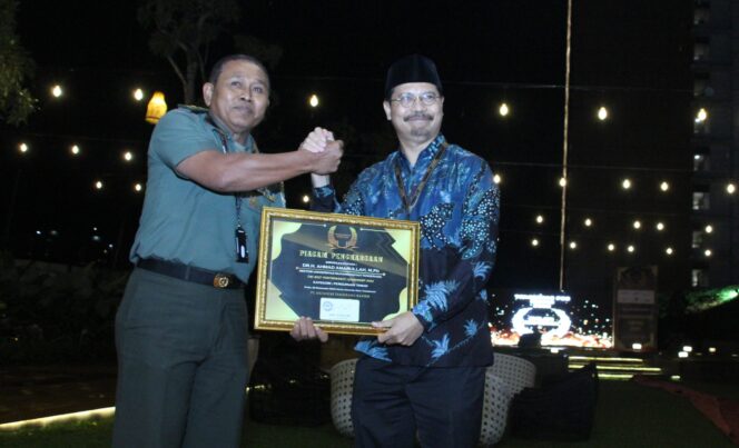 
 UMT Raih 2 Penghargaan Pada Malam Anugerah TangerangPos Award 2022