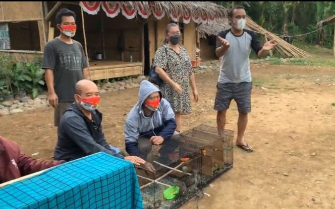 
 Youtuber dan Konten Kreator Amen Loncat sang Pemilik Bakmie Loncat saat melepasliarkan Burung di Kawasan Konservasi Banksasuci. Foto: Banksasuci