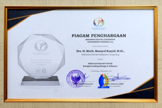 
 Sekda Moch Maesyal Rasyid Terima Penghargaan Askompsi Digital Leadership Government Awards 2022