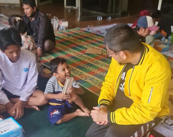 
 Ketua DPD Golkar Jakarta Utara, Olsu Babay saat menghibur anak-anak Korban kebakaran Plumpang di Posko Pengungsian DPD Golkar Jakarta Utara. Foto: istimewa