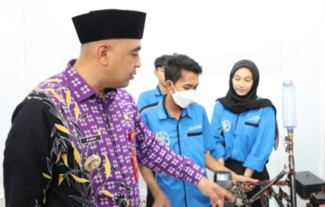 
 Bupati Tangerang, Ahmed Zaki Iskandar saat menyaksikan Hasil Karya Putra-Putri Daerah Kabupaten Tangerang Dalam Lomba Teknologi Tepat Guna. Foto: Istimewa