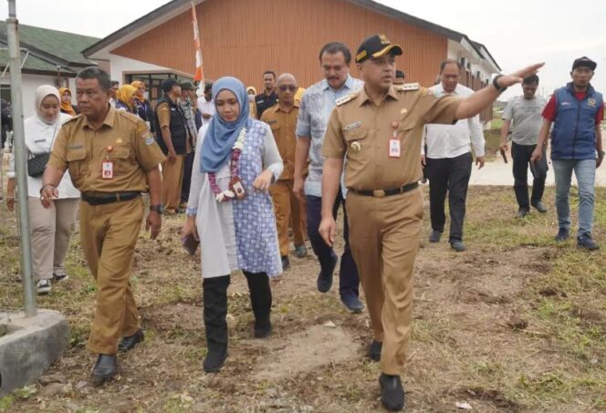 
 Bupati Tangerang, Ahmed Zaki Iskandar saat mendampingi Tim Penilai Penghargaan Satya Lencana Pembangunan RI di Gedung Pusat Kawasan Agropolitan (Puskagro) Sepatan, Selasa (28/3/23). Foto: Pemkab Tangerang