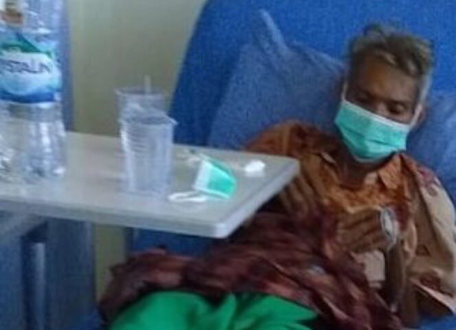 
 TD (51) Pria Paruh Baya yang ditinggalkan Anaknya Dipinggir Jalan Mendapatkan Perawatan Medis di Rumah Sakit. Foto: Dinsos Kota Tangerang