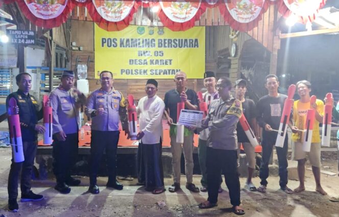 
 Kapolsek Sepatan AKP Sriyono, SH saat memberikan Kentongan Kepada Warga Kp. Teriti Tegal Desa Karet Kecamatan Sepatan Kabupaten Tangerang. Foto: TangerangPos
