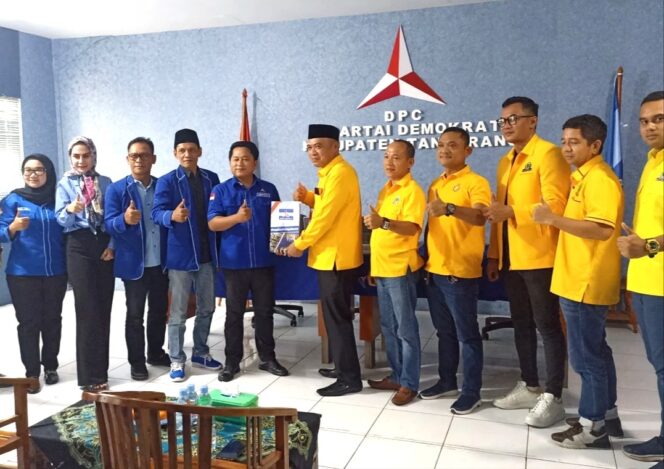 
 Sekretaria DPD Golkar  Kabupaten Tangerang Muhammad Amud saat Mewakili H. Mad Romli Mengambil Formulir Pendaftaran Balon Bupati di Kantor DPC Partai Demokrat Kabupaten Tangerang. Foto: ist