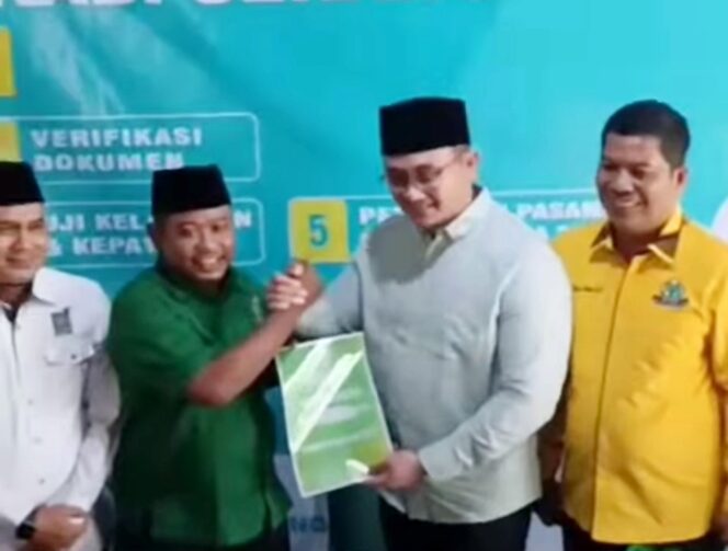 
 Bakal Calon Bupati Serang, H. Andika Hazrumy,S.Sos.,M.AP Saat Mengembalikan Formulir Pendaftaran Penjaringan di Partai Kebangkitan Bangsa (PKB). Foto: ist