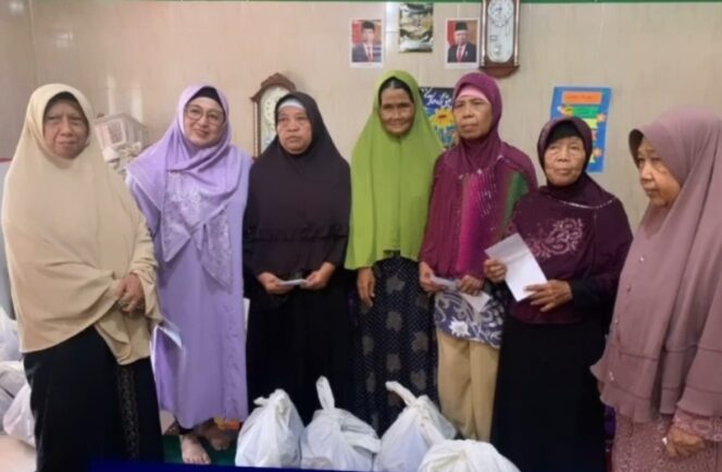 
 Intan Nurul Hikmah peringati Milad Ayahnya H.Ismet Iskandar Ke-76 dengan berbagi kasih di Kp. Kebon Pala Desa Lengkong Kulon Pagedangan Kabupaten Tangerang. Foto: ist