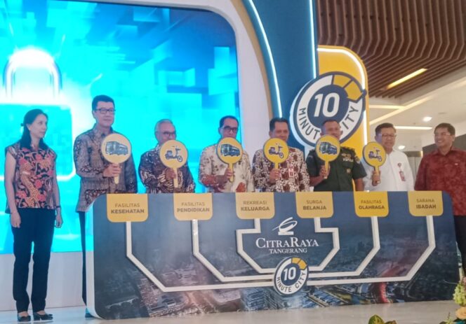 
 Menteri Perhubungan Budi Karya Sumadi didampingi Managing Director Ciputra Group, Budiarsa Sastrawinata dan Pj. Bupati Tangerang saat resmikan '10 Minutes City' Citra Raya Tangerang. Foto: ist