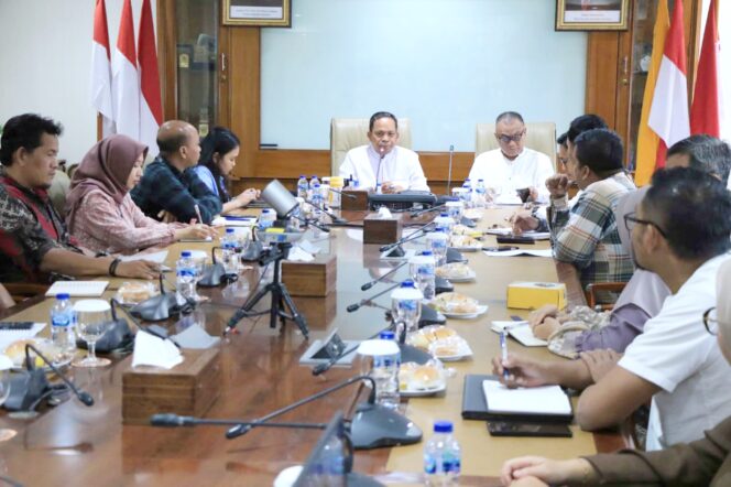 
 Pj Wali Kota Tangerang Dr Nurdin saat Audiensi dengan 40 Perusahaan membahas Program On The Job Training. Foto: ist