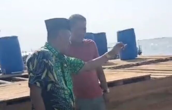 
 Tangkapan Layar Video Diduga Kepala Desa Kohod, ARS sedang berada dilokasi perakitan bambu yang diduga akan dijadikan pagar Laut. Foto: TangerangPos 