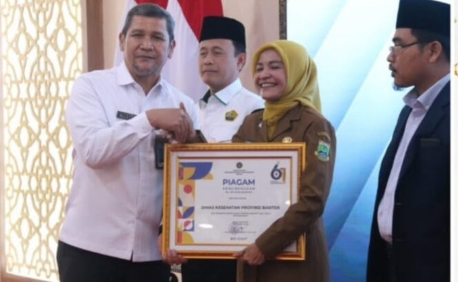 
 Kepala Dinas Kesehatan Provinsi Banten Dr.dr.Hj.Ati Pramudji Hastuti, saat menerima Penghargaan dari Direktorat Jenderal Pemasyarakatan Kantor Wilayah Provinsi Banten. Foto: ist