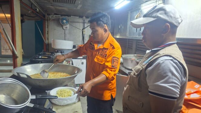 
 Dapur umum melayani para korban kebakaran di Asrama Polsek Serpong, Cilenggang, Kecamatan Serpong. Foto: ist