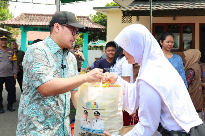 
 Wakil Wali Kota Tangerang Selatan Pilar Saga Ichsan saat menyerahkan bantuan kepada korban terdampak kebakaran yang melanda Asrama Polsek Serpong di Kelurahan Cilenggang, Kecamatan Serpong. Foto: ist