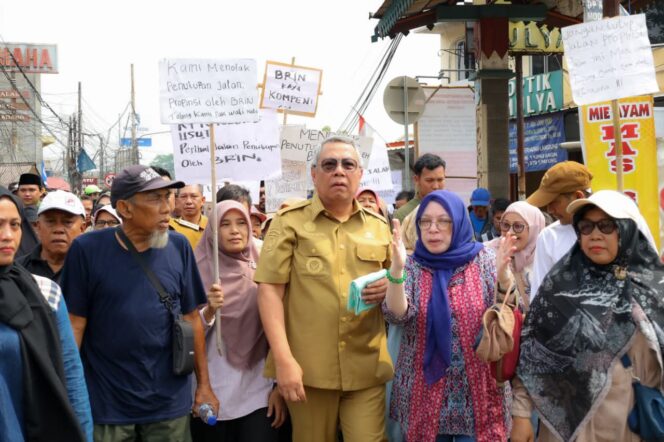 
 Wali Kota Tangerang Selatan Benyamin Davnie bersama  puluhan masyarakat di Muncul, Kecamatan Setu tolak rencana penutupan akses jalan Serpong-Parung oleh BRIN. Foto: ist