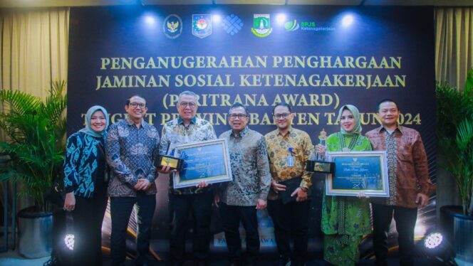 
 Wali Kota Tangerang Selatan Benyamin Davnie saat Menerima Penghargaan Paritrana Awards. Foto: ist
