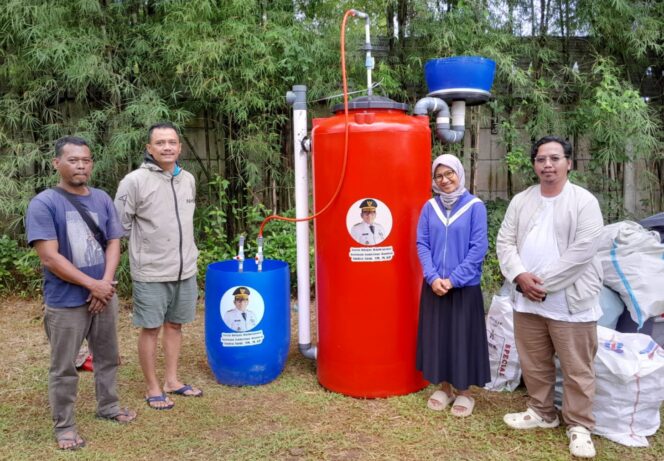
 Ketua Bank Sampah The High Jaya Serpong, Kecamatan Serpong Anita Yuliana saat Menerima Fasilitas Toren POC dan Biogas. Foto: TangerangPos 