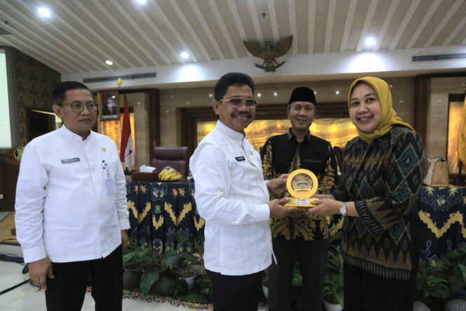 
 Wakil Walikota Tangerang, Sachrudin Saat Memberikan Plakat Kepada Rombongan Pemkab Lombok Barat. Foto: Pemkot Tangerang