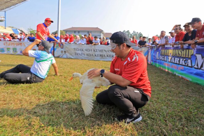 
 Wali Kota Tangerang, Arief R Wismansyah saat mengikuti Lomba Menangkap Bebek di Lapangan Stadion Benteng Reborn. Foto: Istimewa
