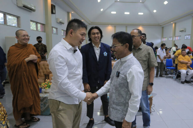 
 Wakil Walikota Tangerang, H. Sachrudin, saat menghadiri acara Pelantikan VI Pengurus Cabang Himpunan Mahasiswa Buddhis Indonesia (HIKMAHBUDHI) Kota Tangerang. Foto: Humas Kota Tangerang