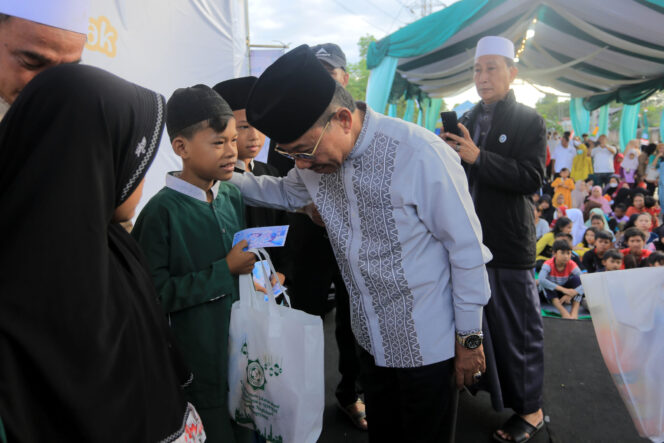 
 Wakil Wali Kota Tangerang, Sachrudin saat memberikan Santunan Yatim Piatu di Kecamatan Neglasari. Foto: Humaskot Tangerang