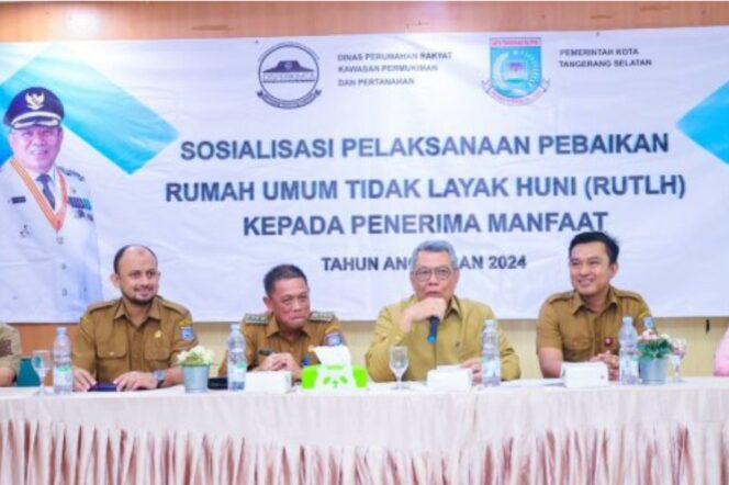 
 Kepala Dinas Perkimta Kota Tangsel Aries Kurniawan mendampingi Wali Kota Tangerang Selatan Benyamin Davnie saat Sosialisasi RUTLH. Foto: Ist