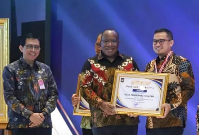 
 Wakil Menteri Dalam Negeri Republik Indonesia (Wamendagri) John Wempi Wetipo saat menyerahkan Piagam Penghargaan kepada Wakil Wali Kota Tangerang Selatan Pilar Saga Ichsan. Foto: ist