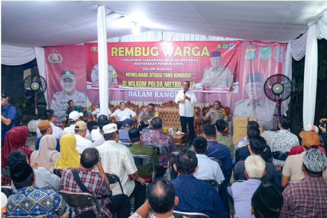 
 Wali Kota Tangerang Selatan Benyamin Davnie saat Rembug Warga Bersama Kapolres Kota Tangerang Selatan AKBP Ibnu Bagus Santoso. Foto: ist