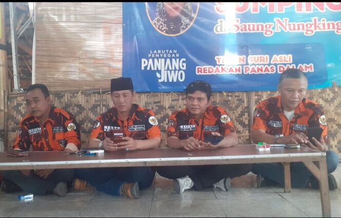
 Ketua MPC Pemuda Pancasila Kota Tangerang, Tono Darusallam beserta jajaran pengurus saat Konferensi Pers. Foto: Fale Wali