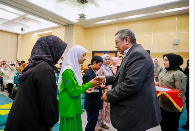 
 Wali Kota Tangerang Selatan Benyamin Davnie saat menyerahkan bantuan pendidikan kepada siswa-siswi yang tidak diterima di sekolah negeri untuk tahun ajaran 2023/2024. Foto: ist
