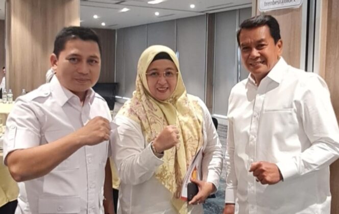 
 Wakil Ketua DPD Gerindra Provinsi Banten, H. Ade Awaludin bersama Calon Bupati dan Wakil Bupati Tangerang, Moch.Maesyal Rasyid-Intan Nurul Hikmah. Foto: iat