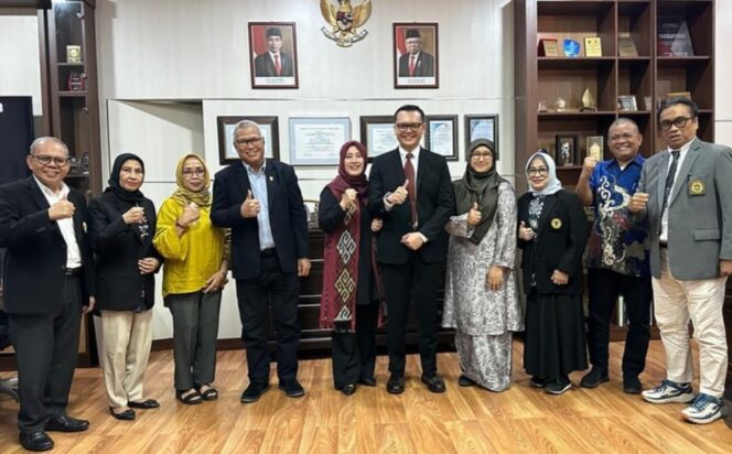 
 Dr.H.Achmad Suhaely,S.STP.,M.BA didampingi Istri, Promotor, Penguji serta rekan sejawat saat Ujian Disertasi Program Doktoral Manajemen di Universitas Hasanuddin, Makassar Sulawesi Selatan. Foto: Ist