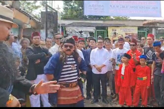 
 Bakal Calon Gubernur Banten Andra Soni disambut Kesenian Tradisional Palang Pintu saat menyapa masyarakat Tangerang Utara. Foto: TangerangPos 