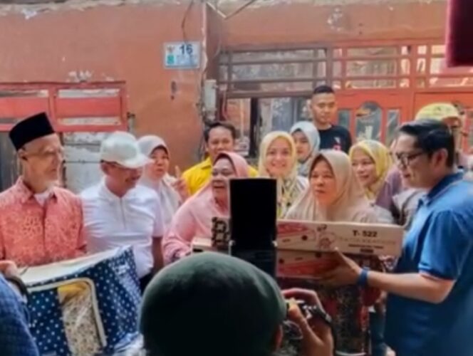 
 Sachrudin-Maryono saat Menyerahkan Bantuan untuk Korban kebakaran Warga Poris Plawad Indah Cipondoh.Foto: Ist